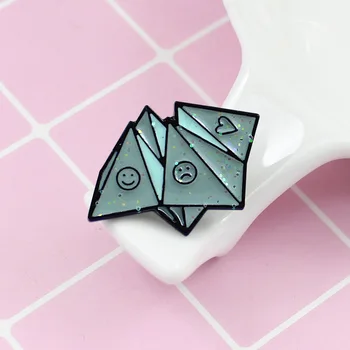 MINGQI 2019 Kūrybos Mėlyna Smiley Veido Verkia Širdis origami Sagė Lydinio Varva Emalio ženklelis Marškinius Smeigtukai Mados Moterų Papuošalai